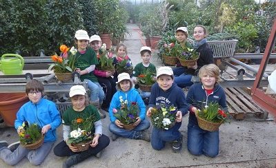 Winnender Minigärtner begrüßen Frühling