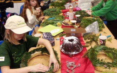 Hofer Minis binden Adventskränze