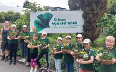 Minigärtner erkunden den Waldfriedhof